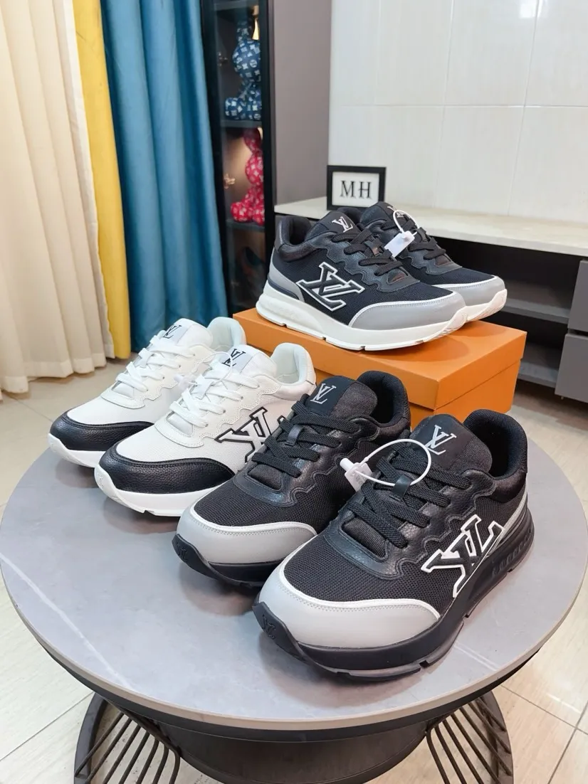 Ex-factory price 620🌸🌸[LV Classic] High version men's sports shoes are shipped. Lightweight thick-soled chubby bread shoes, super versatile models with multiple styles are coming! This sneaker is made of smooth cowhide punching and grained cowhide stitching to create an elegant design. Grained cowhide is stitched with technical mesh, and smooth cowhide and grained cowhide are combined in multiple styles. The color is classic and versatile, and it can be easily integrated into various styles. The eye-catching LV letters are marked on the side of the shoe, the tongue is decorated with LV embroidered letter web logo, the brand logo is screen-printed on the heel, and the lightweight rubber outsole is embellished with Vuitton's personalized logo. The fabric-lined foot pads make your feet fashionable, handsome and versatile! Comes with full original packaging! Size: 38-44,